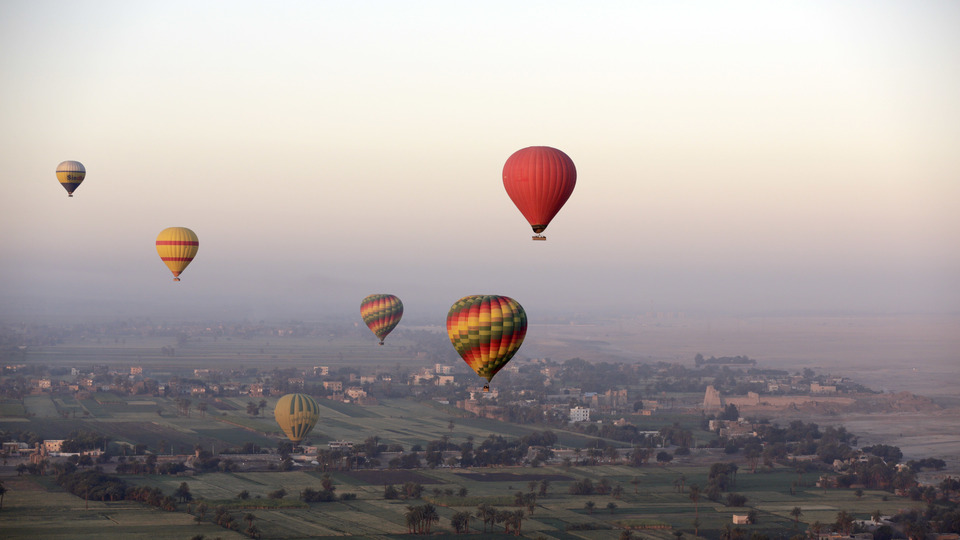 Mısır'da turistleri taşıyan balon düştü!