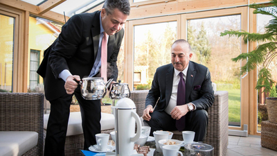 Alman bakandan Türk çayı ikrami