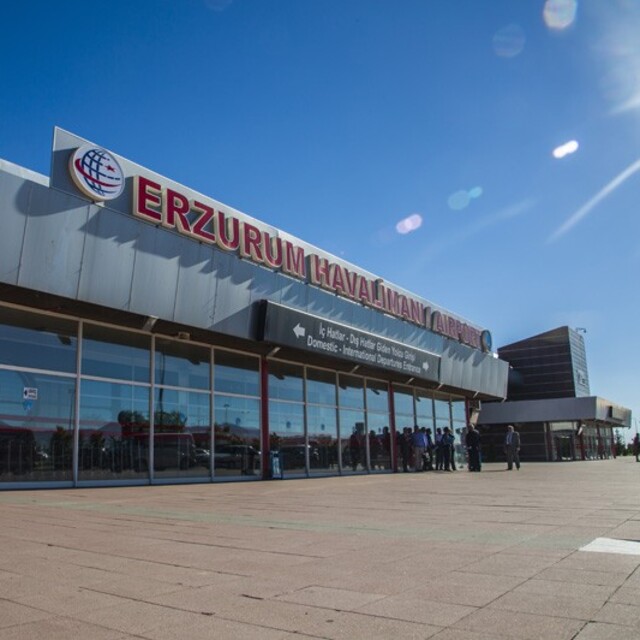 Erzurum'da hava ulaşımına sis engeli