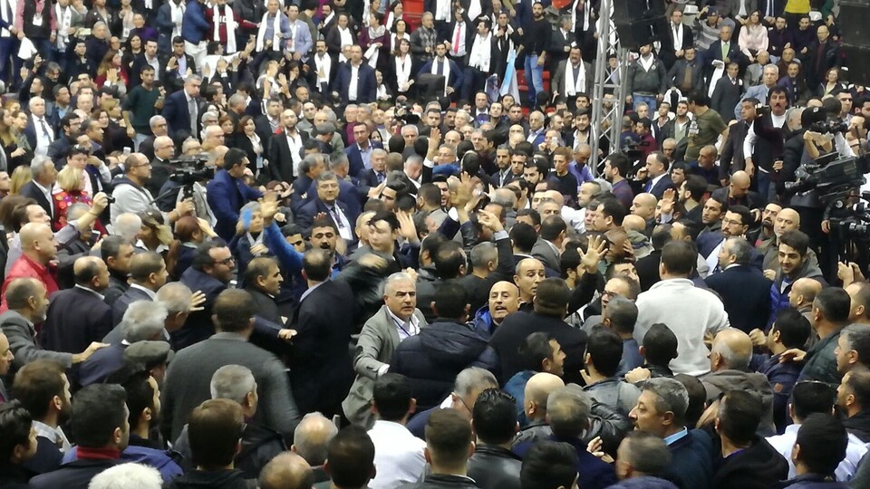 Salon karıştı, yumruklar havada uçuştu!