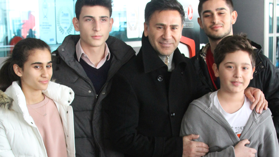 Oğluyla Londra'ya uçtu