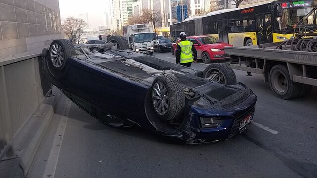 Maslak'ta feci kaza! Lüks otomobil takla attı