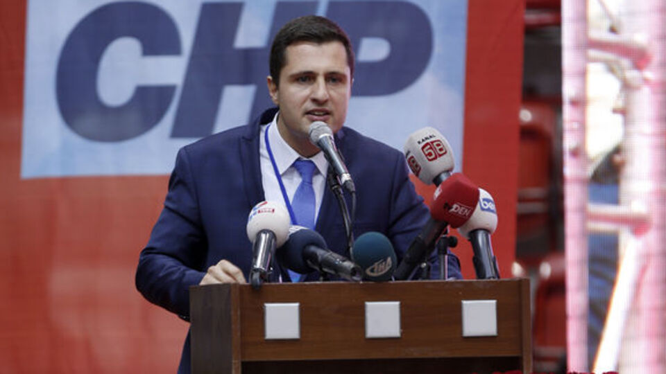 CHP İzmir İl Kongresi'nde kazanan Deniz Yücel oldu