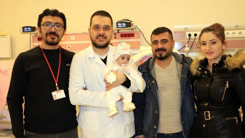 Makatı ve yemek borusu kapalı olarak doğan bebek yeniden yaşama tutundu!