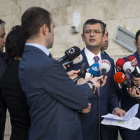 CHP'li Özel: Kapatılan partinin anahtarlarını teslim etmeye gidiyor