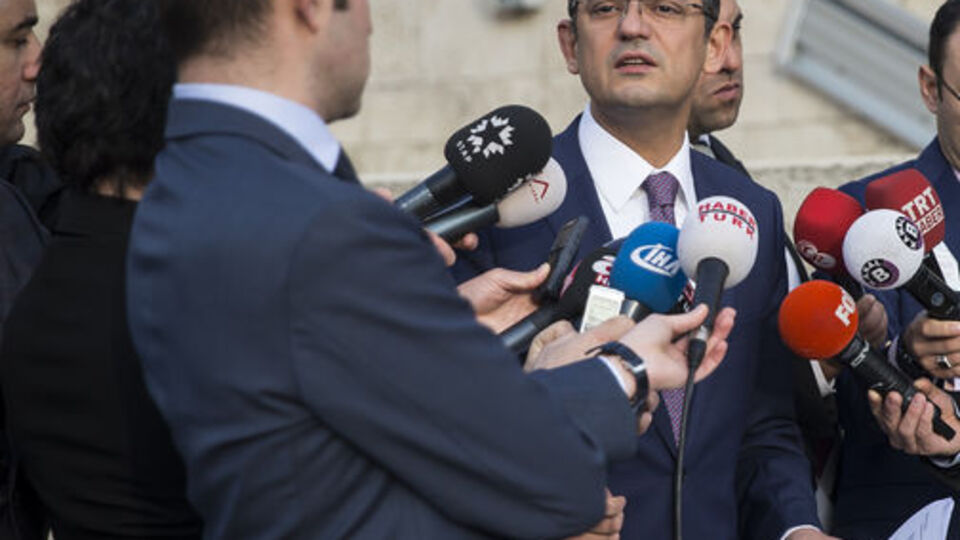 CHP'li Özel: Kapatılan partinin anahtarlarını teslim etmeye gidiyor