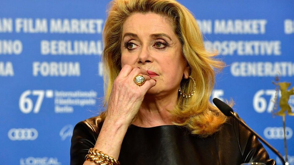 Catherine Deneuve: Erkekler kadınlara asılmakta özgür olmalı