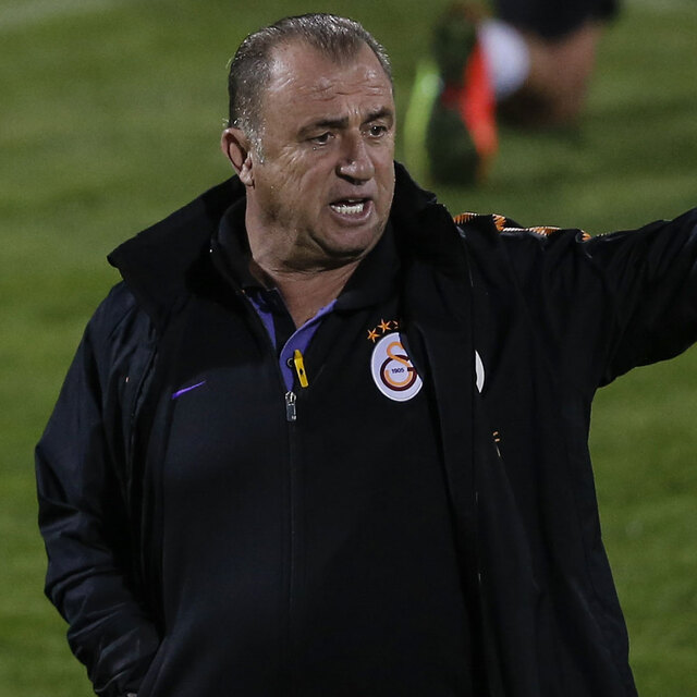 Yıldız futbolcuyu bu sözlerle ikna etti!