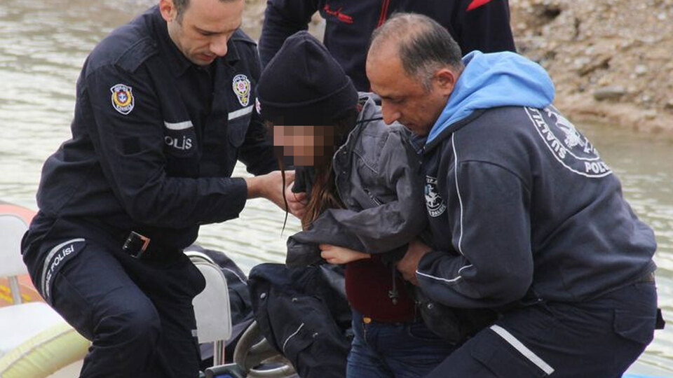 Genç kız için seferber oldular! Polis beresini verip, montunu giydirdi