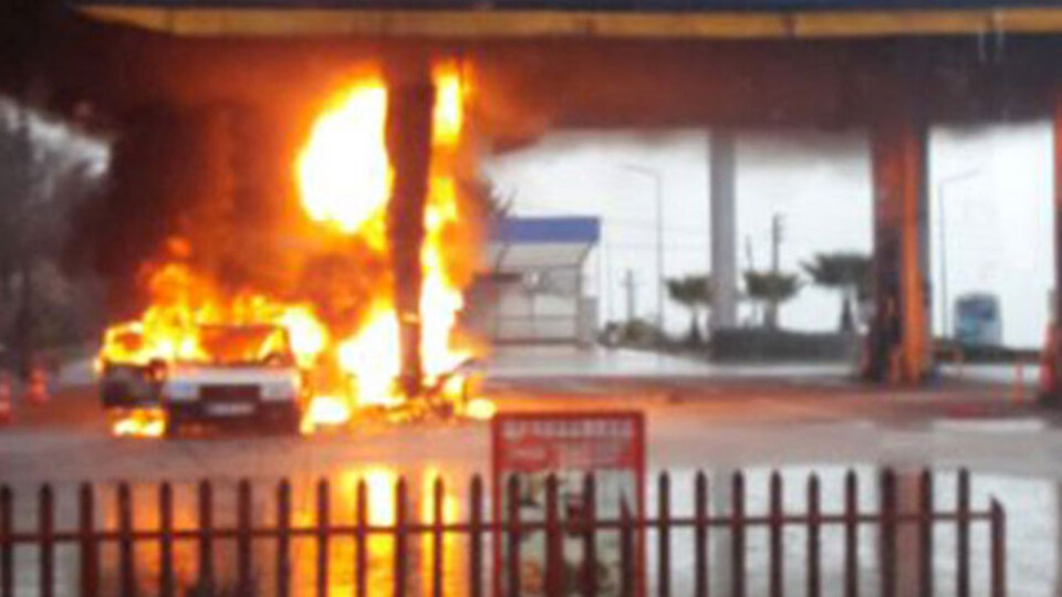 Akaryakıt istasyonuna yıldırım düştü!