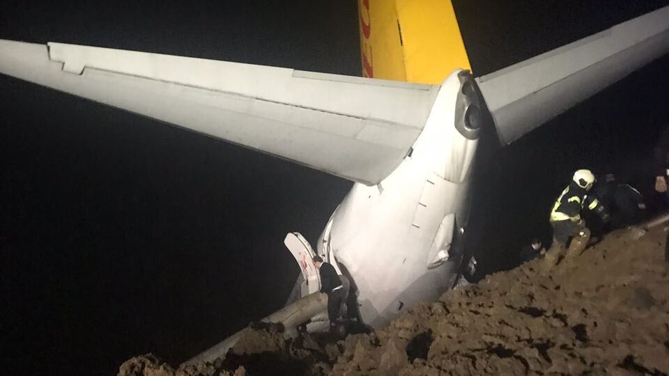 Trabzon'da yolcu uçağı pistten çıktı