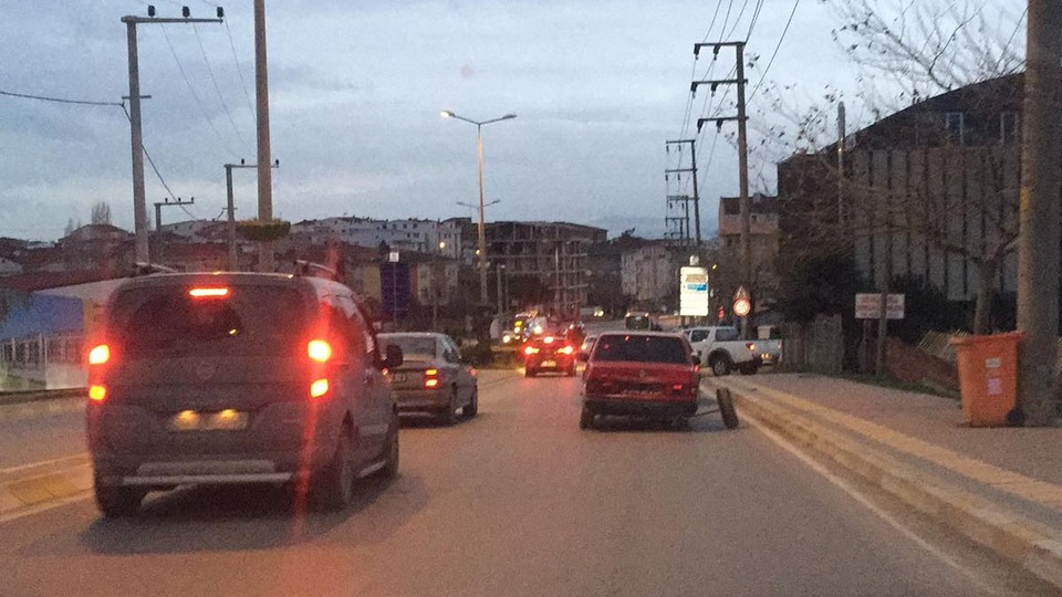 Görenler inanamadı! Tekerleği yarım metre dışarıda ilerledi!