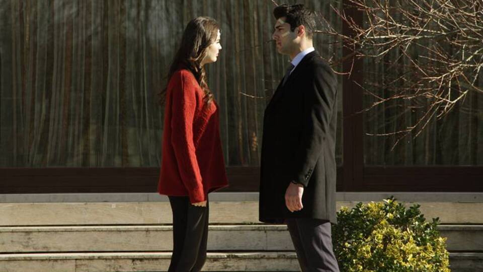 Kenan, Nalan'ın İsviçre'ye İlhami ile gidecek olmasından dolayı yıkılmıştır!