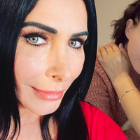 Ünlü sanatçıya dostlarından moral ziyareti