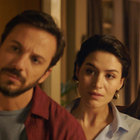 Kim telefonunu masaya bırakacak kadar kendine güveniyor?