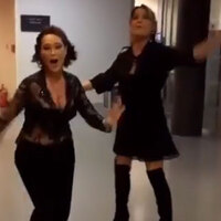 Gupse Özay Hülya Avşar'ı kucağına aldı!