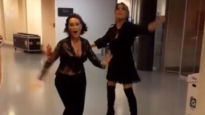 Gupse Özay Hülya Avşar'ı kucağına aldı!