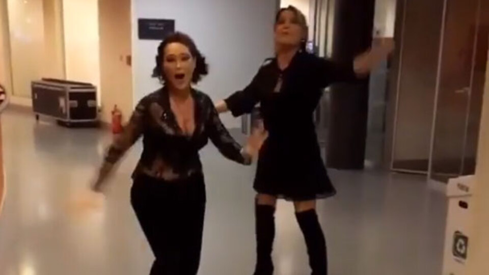 Gupse Özay Hülya Avşar'ı kucağına aldı!