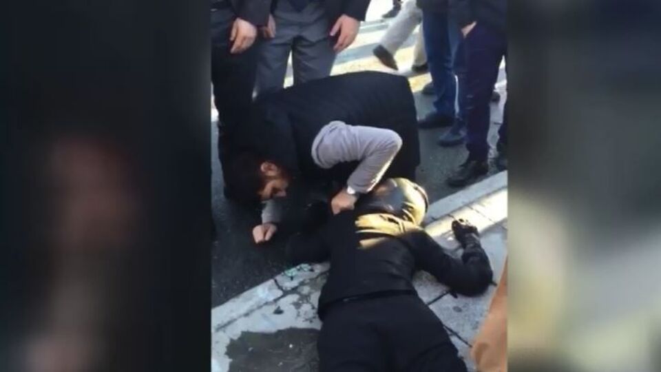 Yaralının başında kask tartışması!