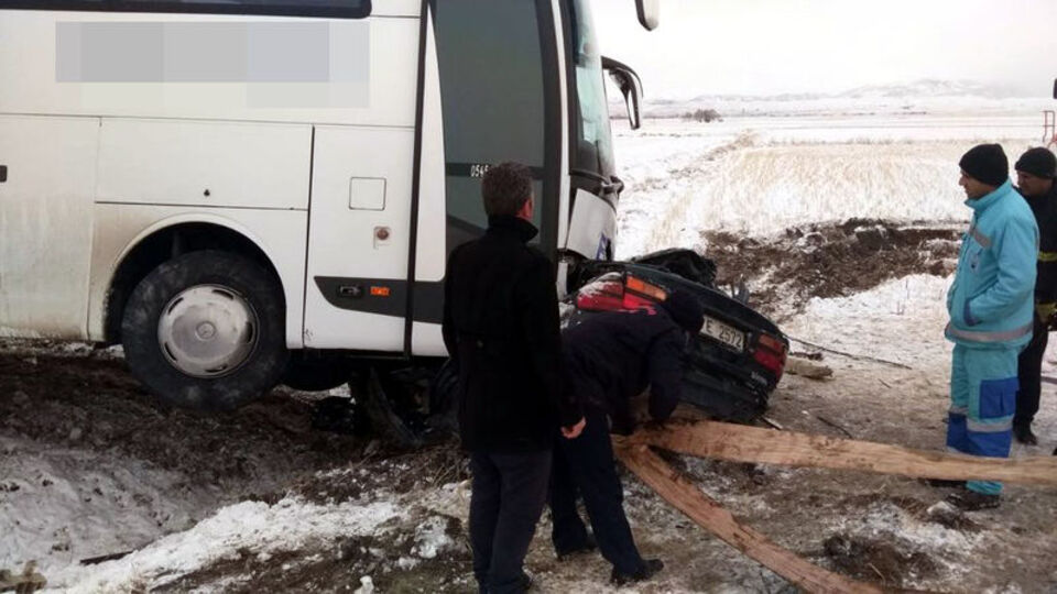 Korkunç kaza! Otomobili altına aldı