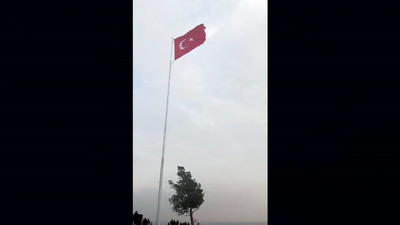 Suriye sınırına dev Türk Bayrağı dikildi