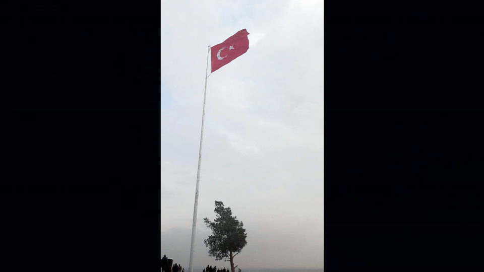 Suriye sınırına dev Türk Bayrağı dikildi