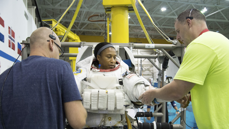 NASA siyahi kadın astronotun uzay görevini iptal etti