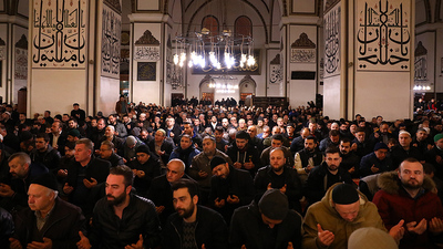 90 bin camide Fetih Suresi okundu