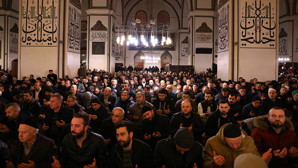 90 bin camide Fetih Suresi okundu