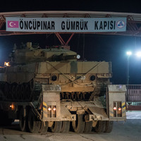 Tanklar dün gece Türk Bayraklarıyla uğurlandı