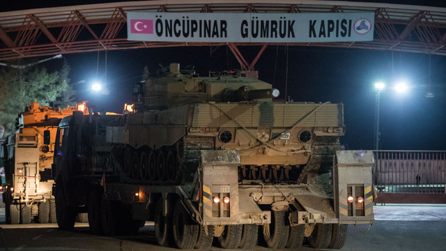 Tanklar dün gece Türk Bayraklarıyla uğurlandı