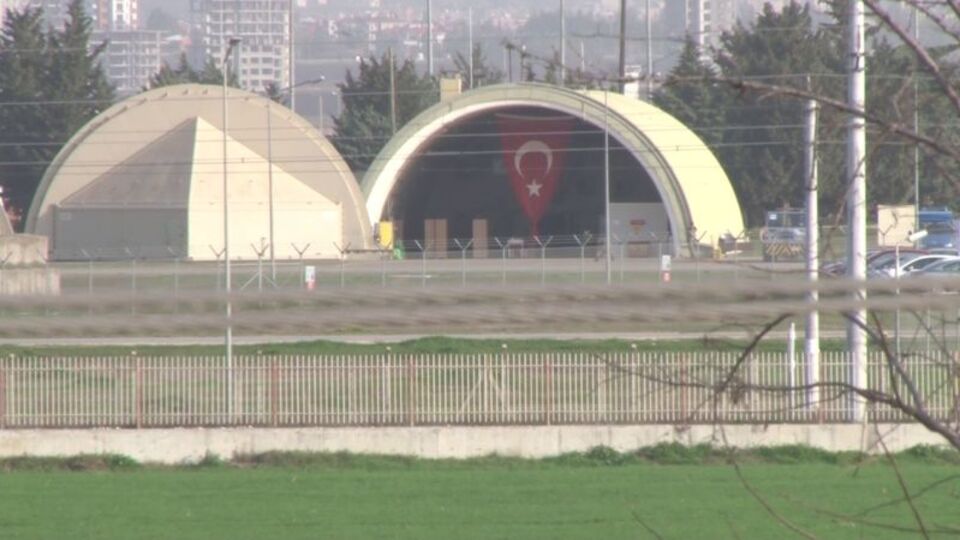 İncirlik'teki F-16 hangarına dev Türk Bayrağı asıldı