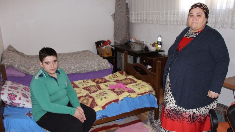 Oturduğu sandalye kırılmasın diye dua ediyordu! Artık oğlundan bile daha zayıf...