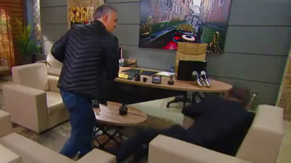 Haluk, Meltem'e asılan adama yumruk atıyor!