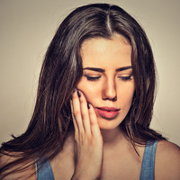 İmplant yaptıranlara çok önemli uyarı! O hata çene kemiğini eritiyor