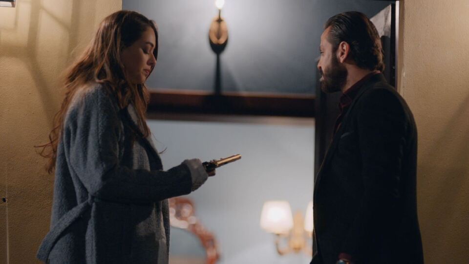 Sena, Vartolu'ya silah çekiyor