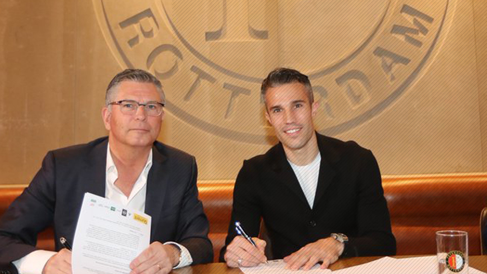 Robin van Persie imzayı attı