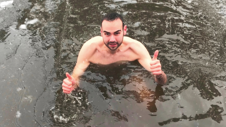 Eksi 11 derecede suya atladı