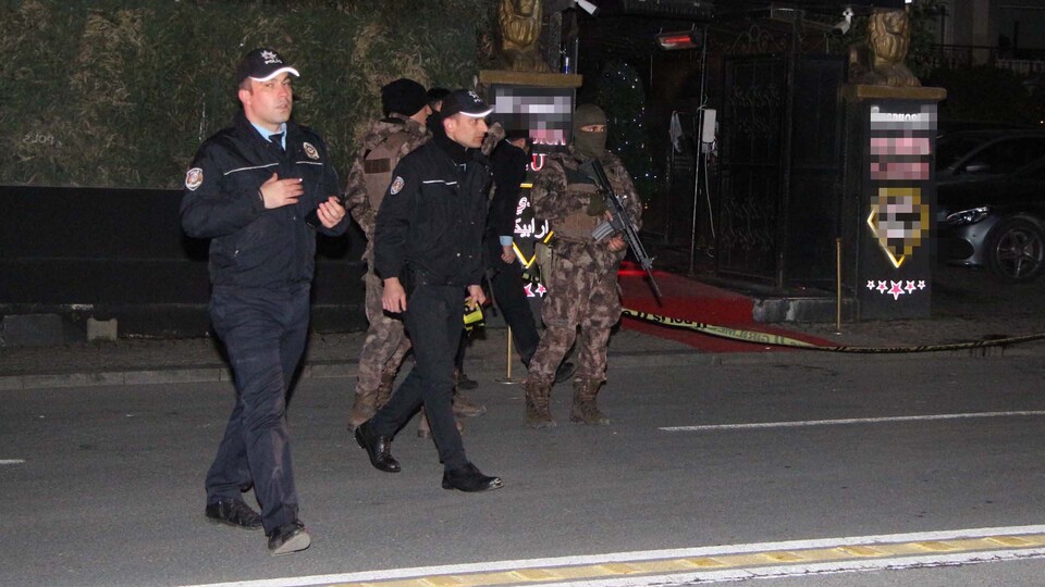 Ortaköy'de gece kulübüne silahlı saldırı: 1'i ağır 3 yaralı