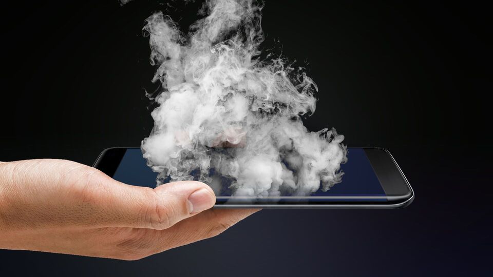 iPhone'u ısırarak patlattı!