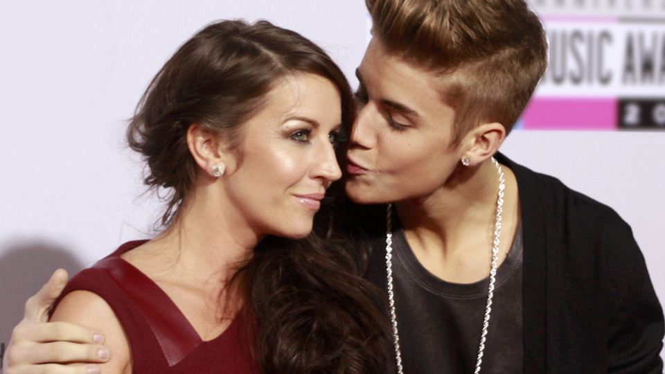 Annesine ayak masajı yaptı