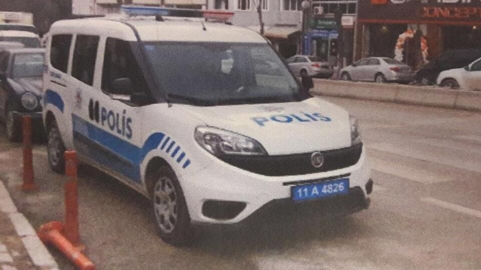 Polis, polis aracına park cezası kesti