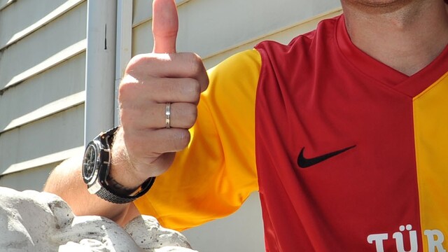 Albert Riera kramponlarını astı