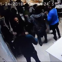 Cezaya kızdı, yakınlarını toplayıp binayı bastı