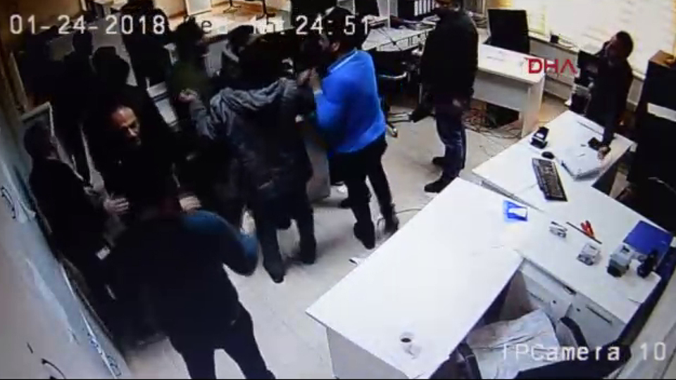 Cezaya kızdı, yakınlarını toplayıp binayı bastı