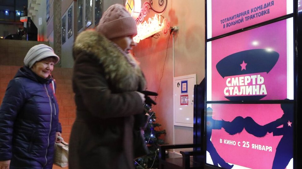 Stalin'in Ölümü: Rusya'da yasaklanan filmi gösteren salona polis baskını