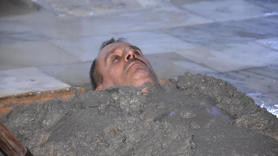 Çamur için kilometrelerce yol geliyorlar!