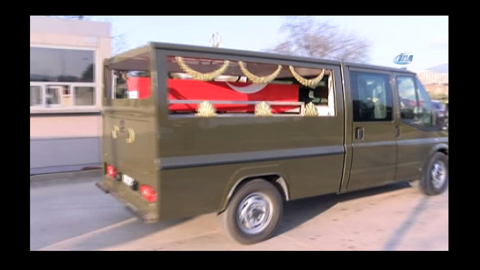 Şehit eşini askeri üniformayla karşıladı