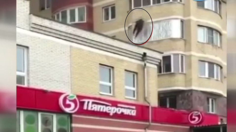 Kaydedilen görüntüler tüyler ürpertti! Önce çocuklarını sonra kendini camdan attı