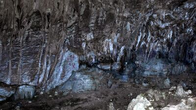 12 bin yıllık mağarayı yazı tahtasına çevirdiler